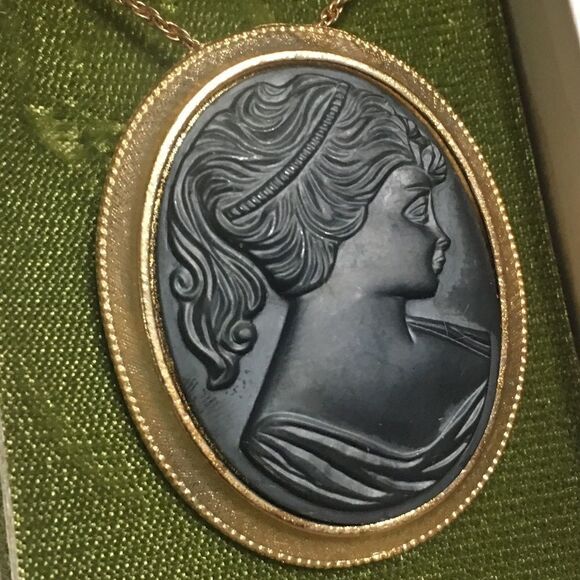𝅺vintage 1960’s Black Shell Gothic Cameo Brooch - Picture 5 of 5